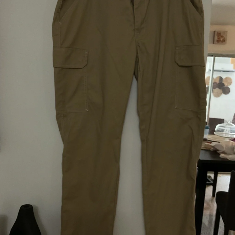 True Religion men’s size 36/32  beige cargo pants